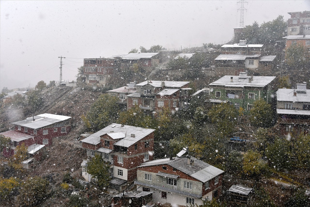Gümüşhane'ye yılın ilk karı yağdı 1