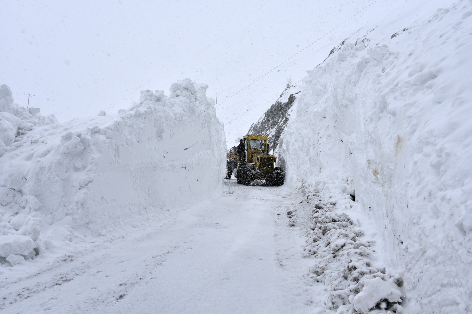 Gümüşhane'de 7 kez çığ düşen köy yolu ulaşıma açıldı 1