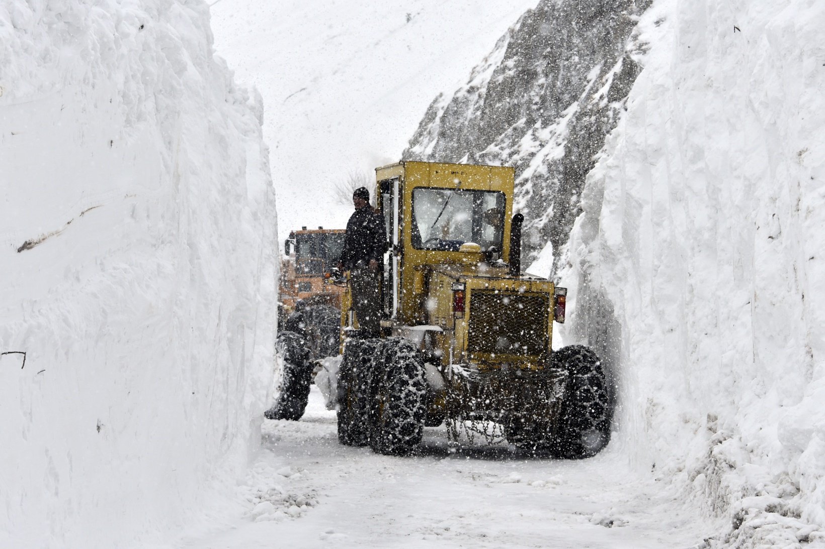 Gümüşhane'de 7 kez çığ düşen köy yolu ulaşıma açıldı 7