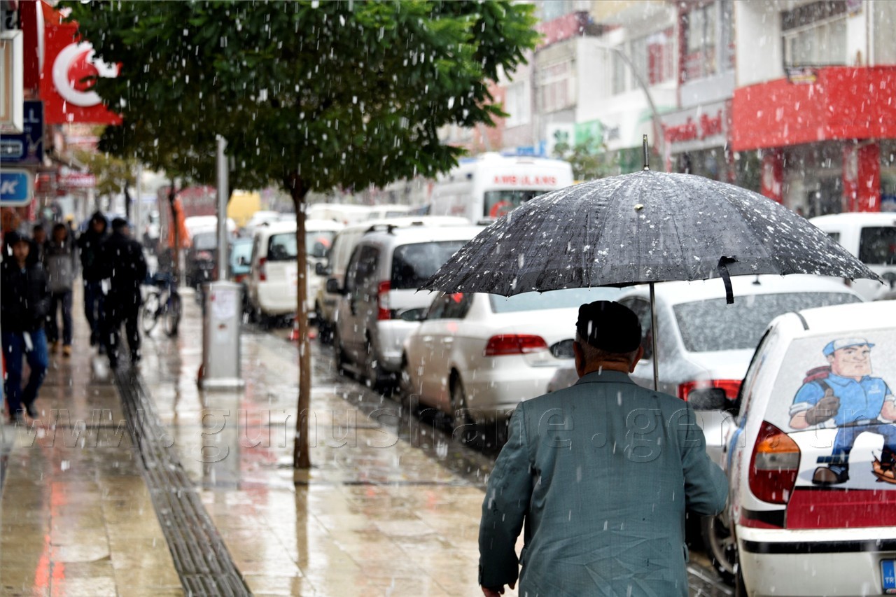 Gümüşhane'ye yılın ilk karı yağdı 10