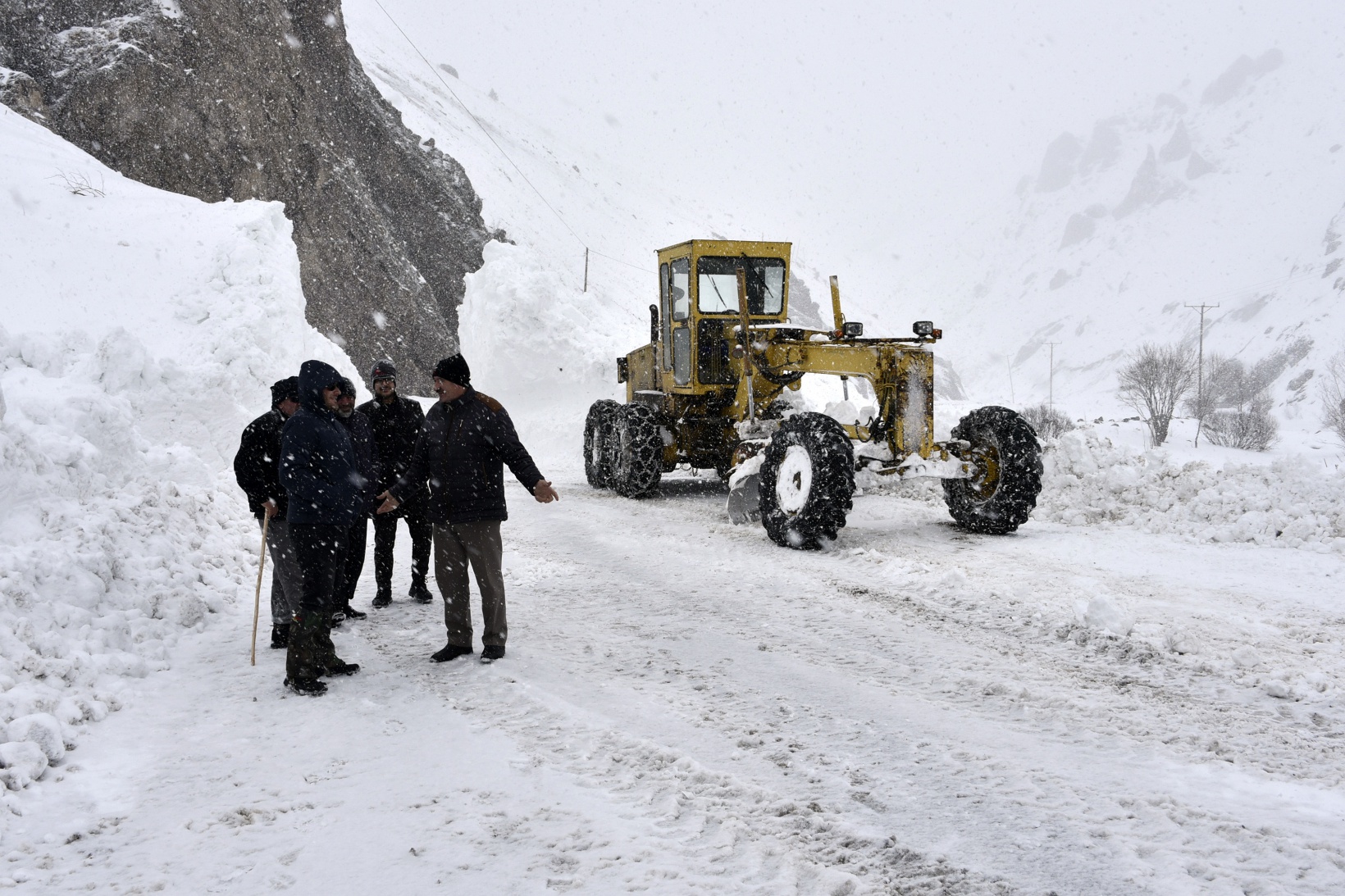 Gümüşhane'de 7 kez çığ düşen köy yolu ulaşıma açıldı 9