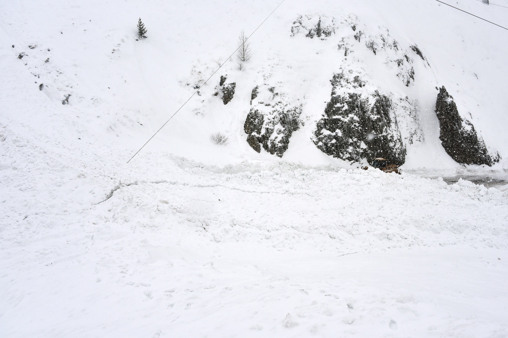 Gümüşhane'de 7 kez çığ düşen köy yolu ulaşıma açıldı 3