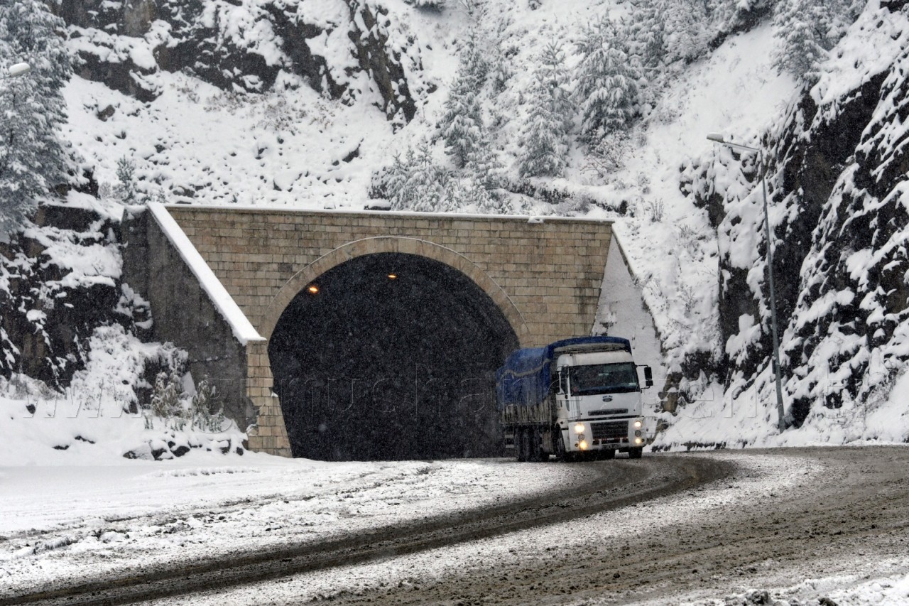 Zigana Geçidi'nde Kar Kalınlığı 10 Santimetreyi Geçti 2