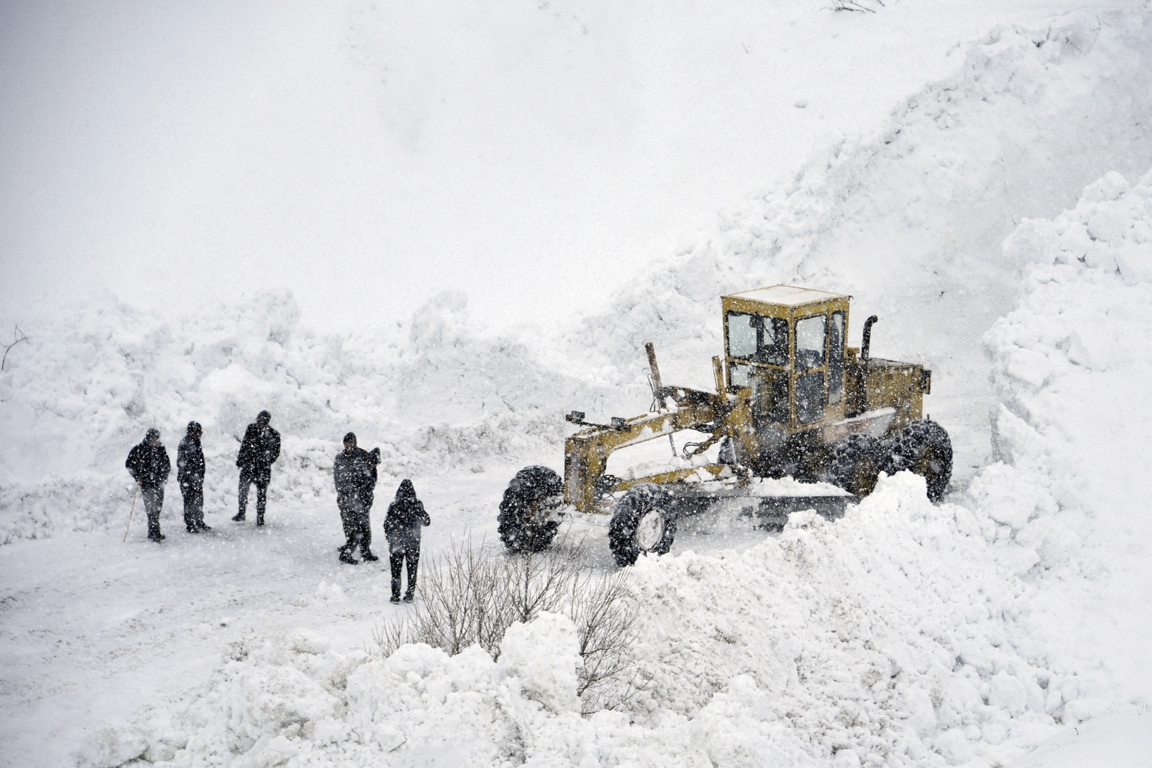 Gümüşhane'de 7 kez çığ düşen köy yolu ulaşıma açıldı 19
