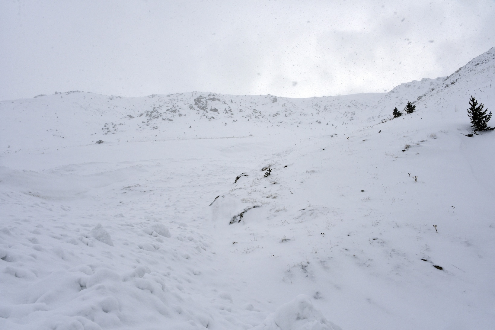 Gümüşhane'de 7 kez çığ düşen köy yolu ulaşıma açıldı 15