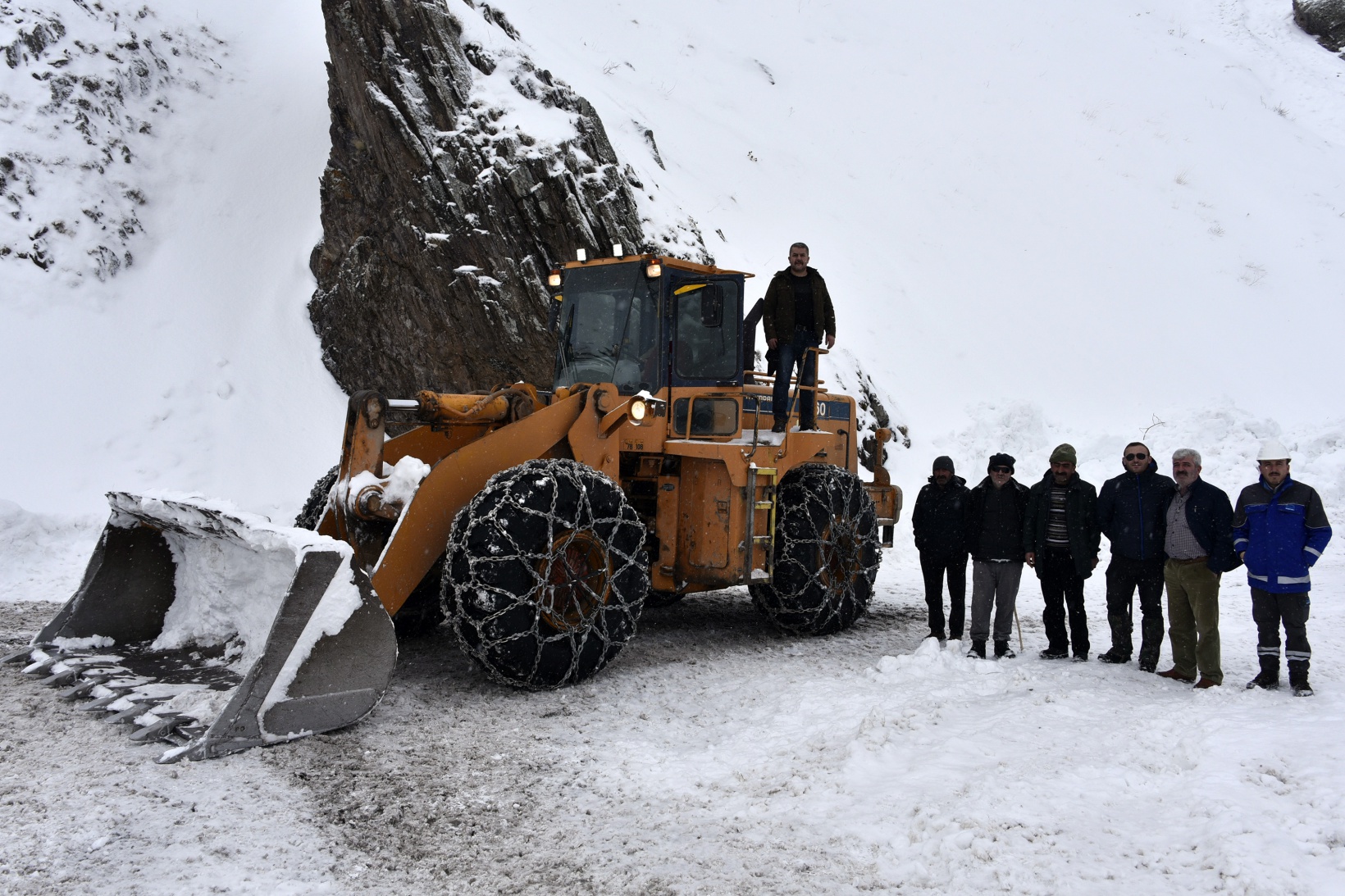 Gümüşhane'de 7 kez çığ düşen köy yolu ulaşıma açıldı 23