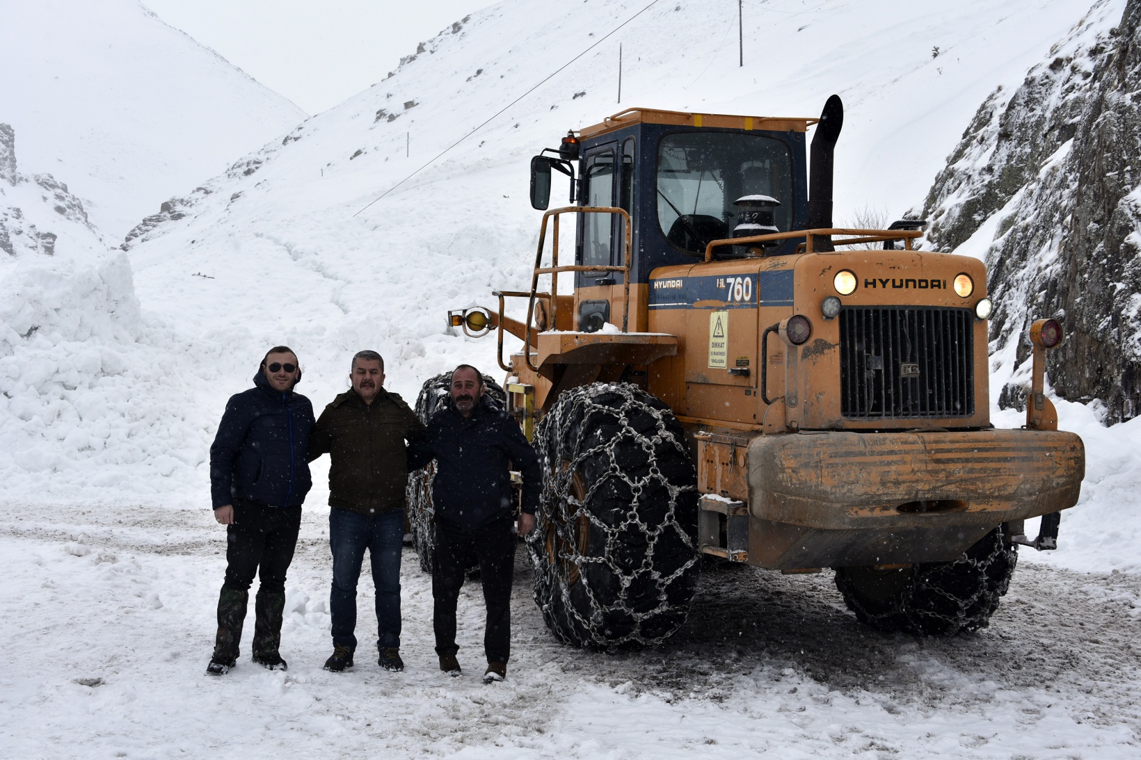 Gümüşhane'de 7 kez çığ düşen köy yolu ulaşıma açıldı 24
