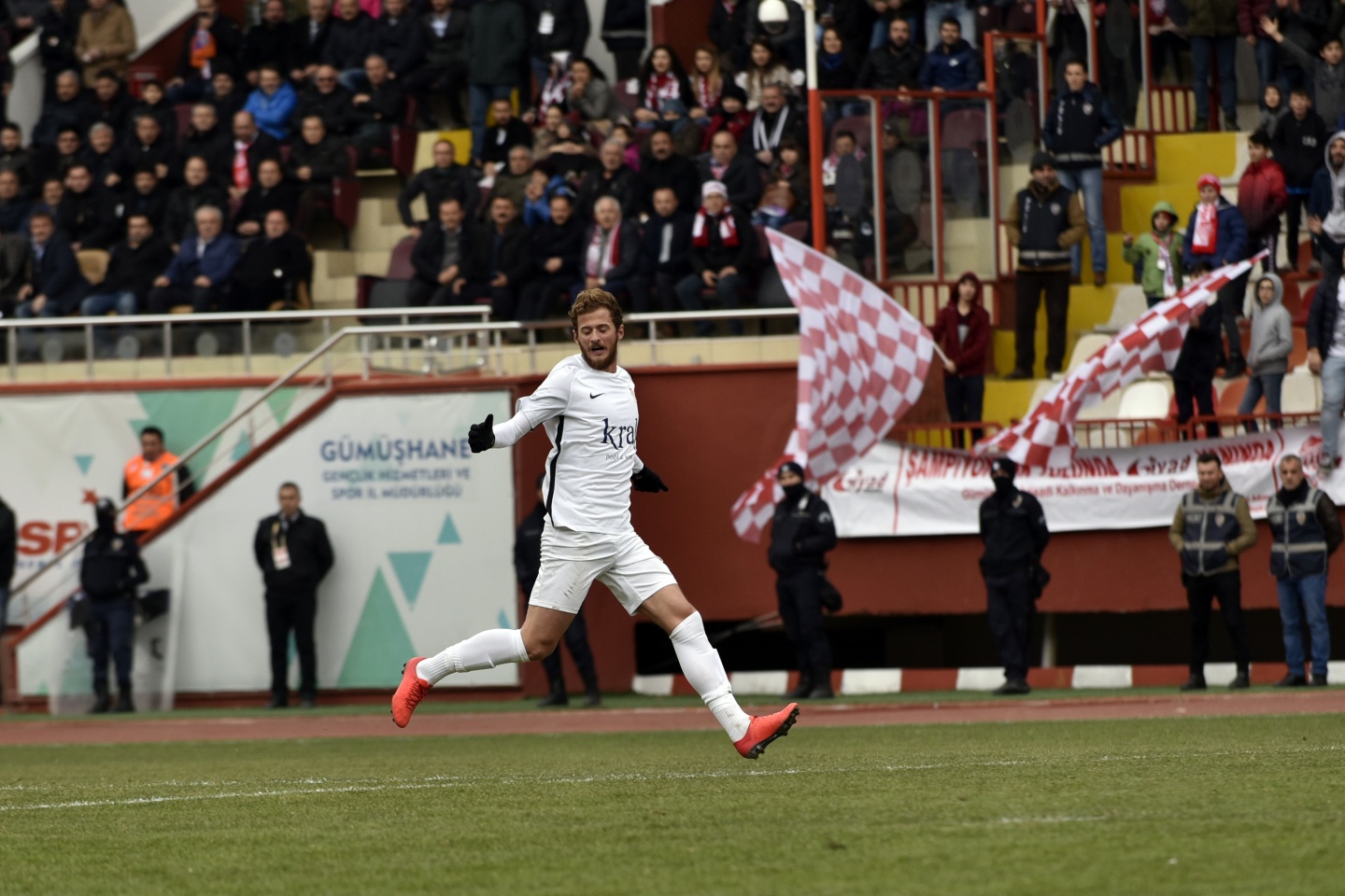 Gümüş sahasındaki ilk mağlubiyetini aldı: 0-2 57