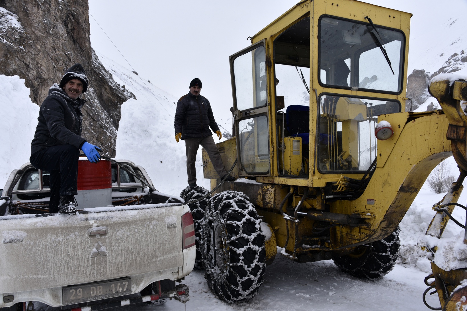Gümüşhane'de 7 kez çığ düşen köy yolu ulaşıma açıldı 21