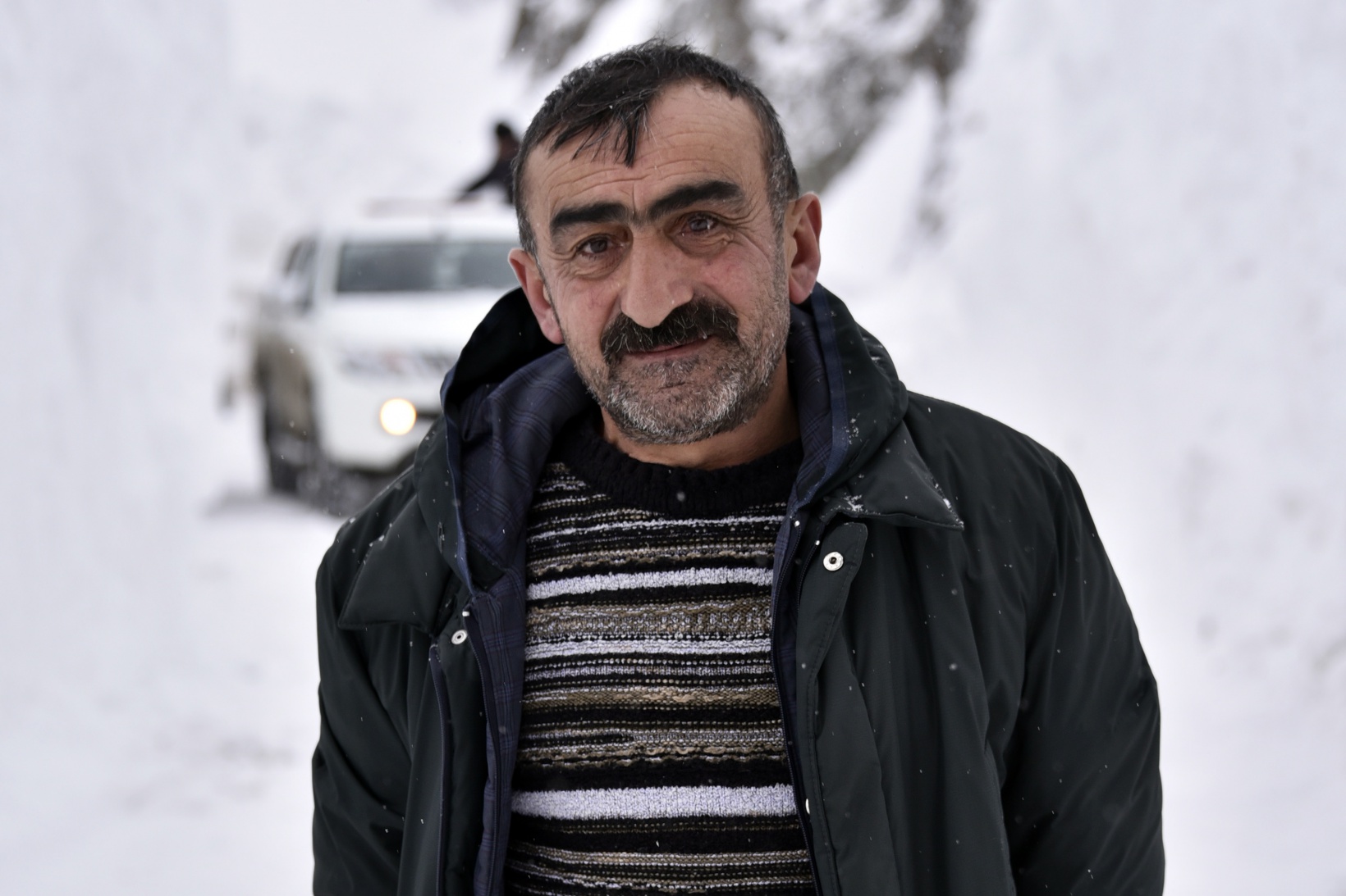 Gümüşhane'de 7 kez çığ düşen köy yolu ulaşıma açıldı 10