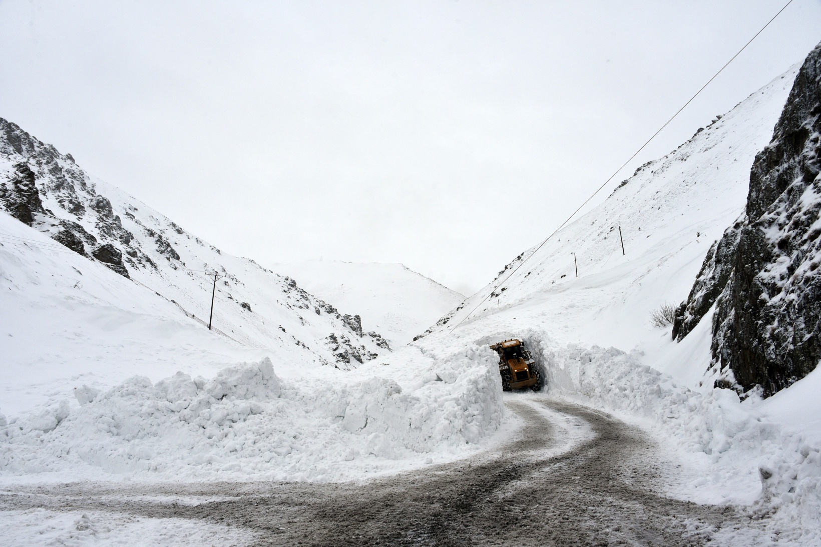 Gümüşhane'de 7 kez çığ düşen köy yolu ulaşıma açıldı 29