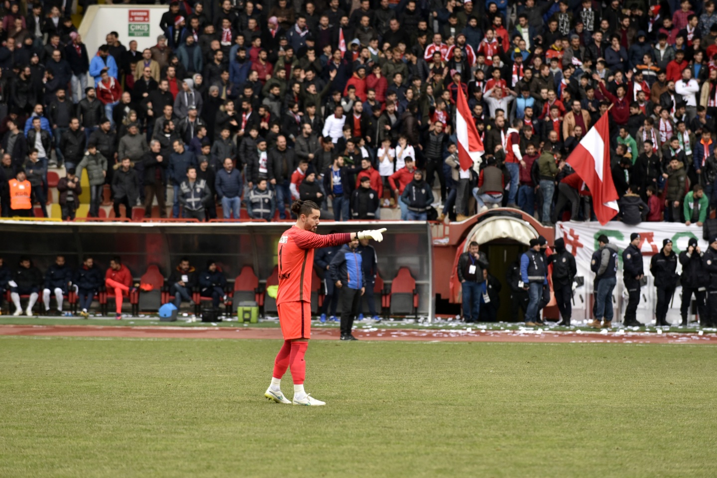 Gümüş sahasındaki ilk mağlubiyetini aldı: 0-2 74