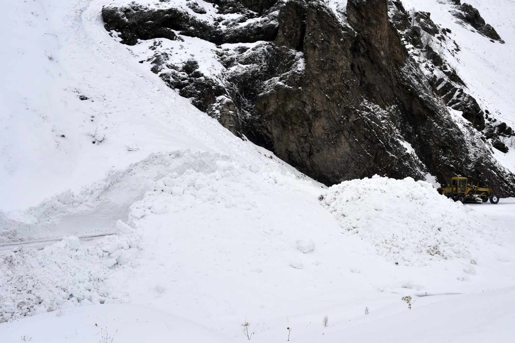 Gümüşhane'de 7 kez çığ düşen köy yolu ulaşıma açıldı 28