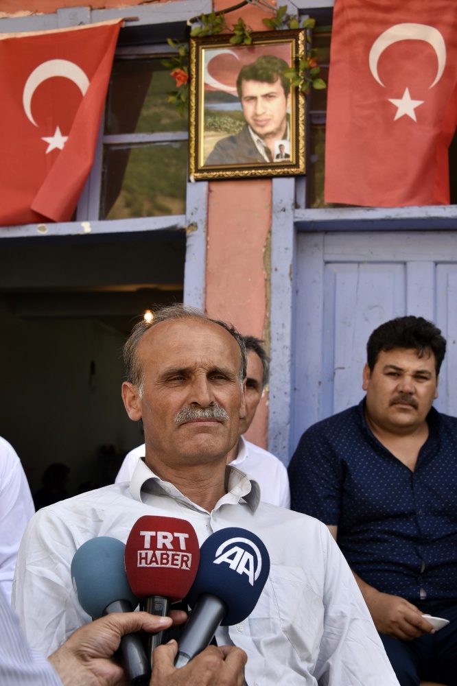 Şehit öğretmen Necmettin Yılmaz’ın öğrencilerinden ailesine taziye ziyareti 32