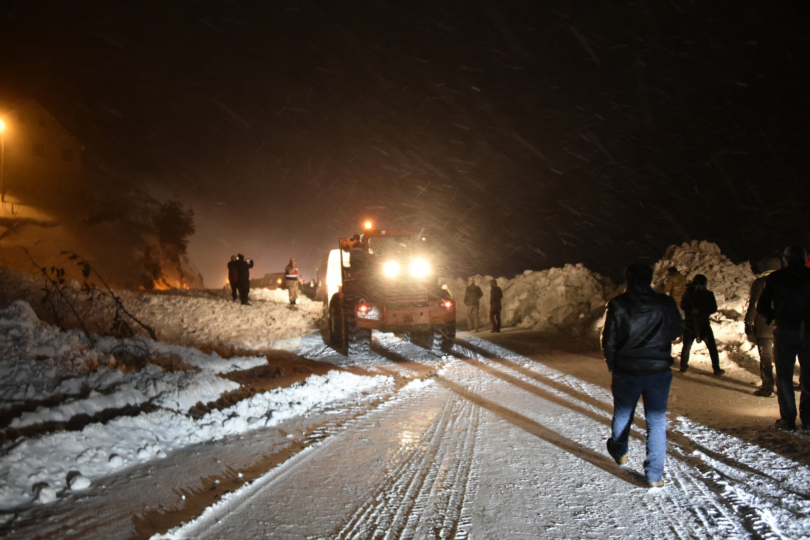 Çığdan zarar gören yolcu minibüsünün şoförü o anları anlattı 6
