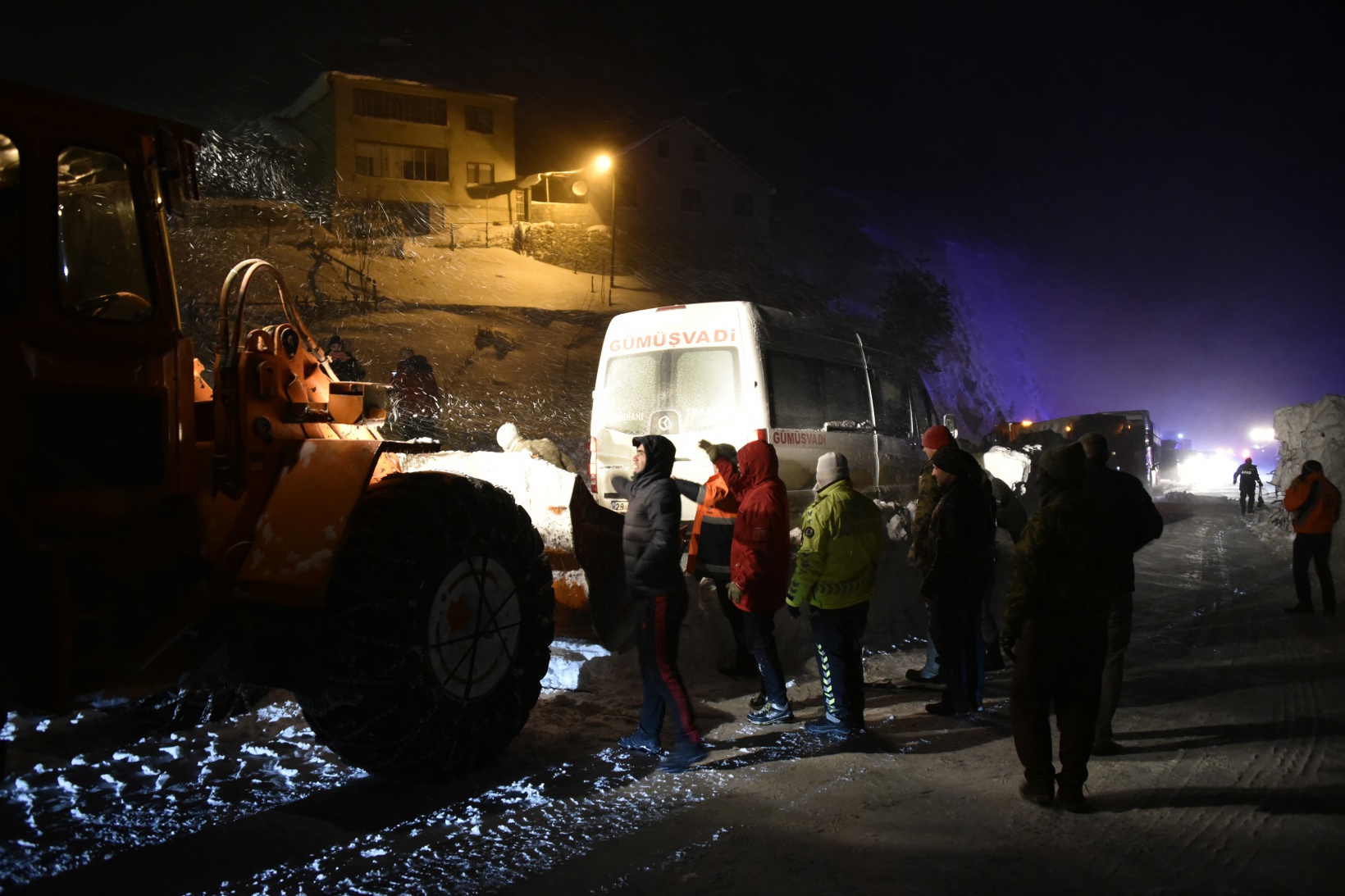 Çığdan zarar gören yolcu minibüsünün şoförü o anları anlattı 1