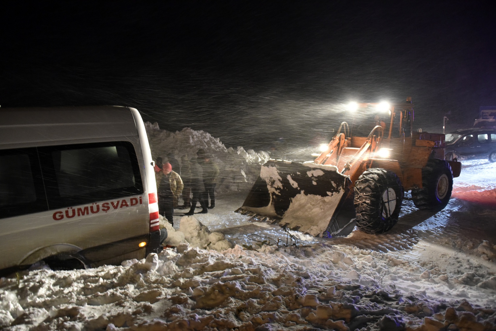 Çığdan zarar gören yolcu minibüsünün şoförü o anları anlattı 5