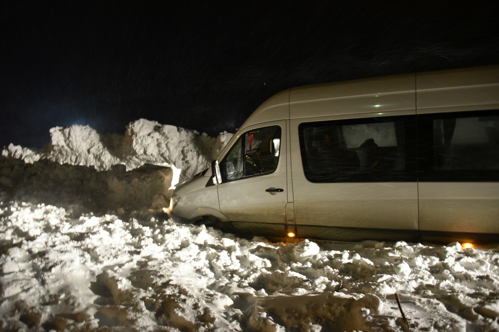Çığdan zarar gören yolcu minibüsünün şoförü o anları anlattı 2