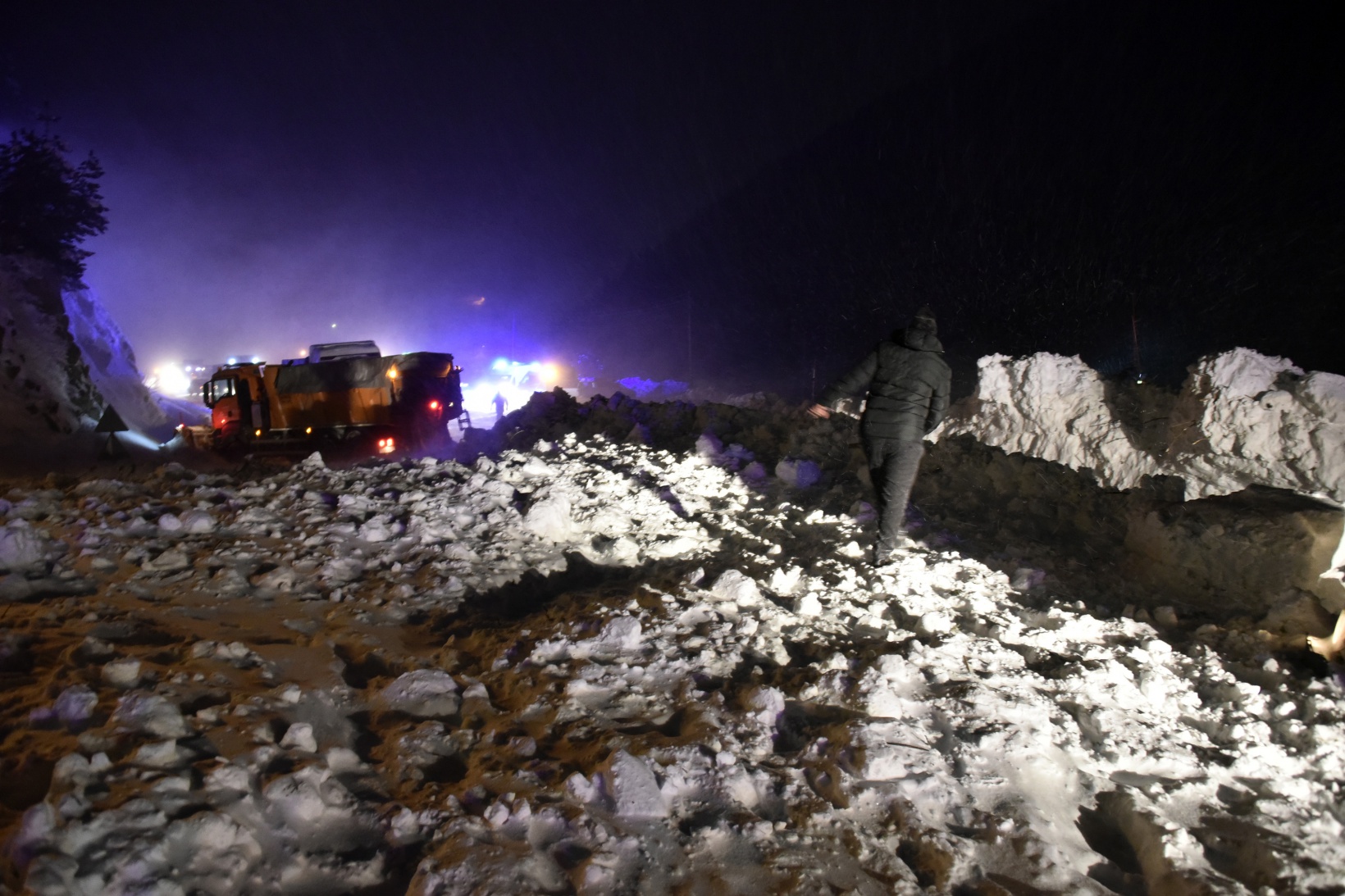 Çığdan zarar gören yolcu minibüsünün şoförü o anları anlattı 4