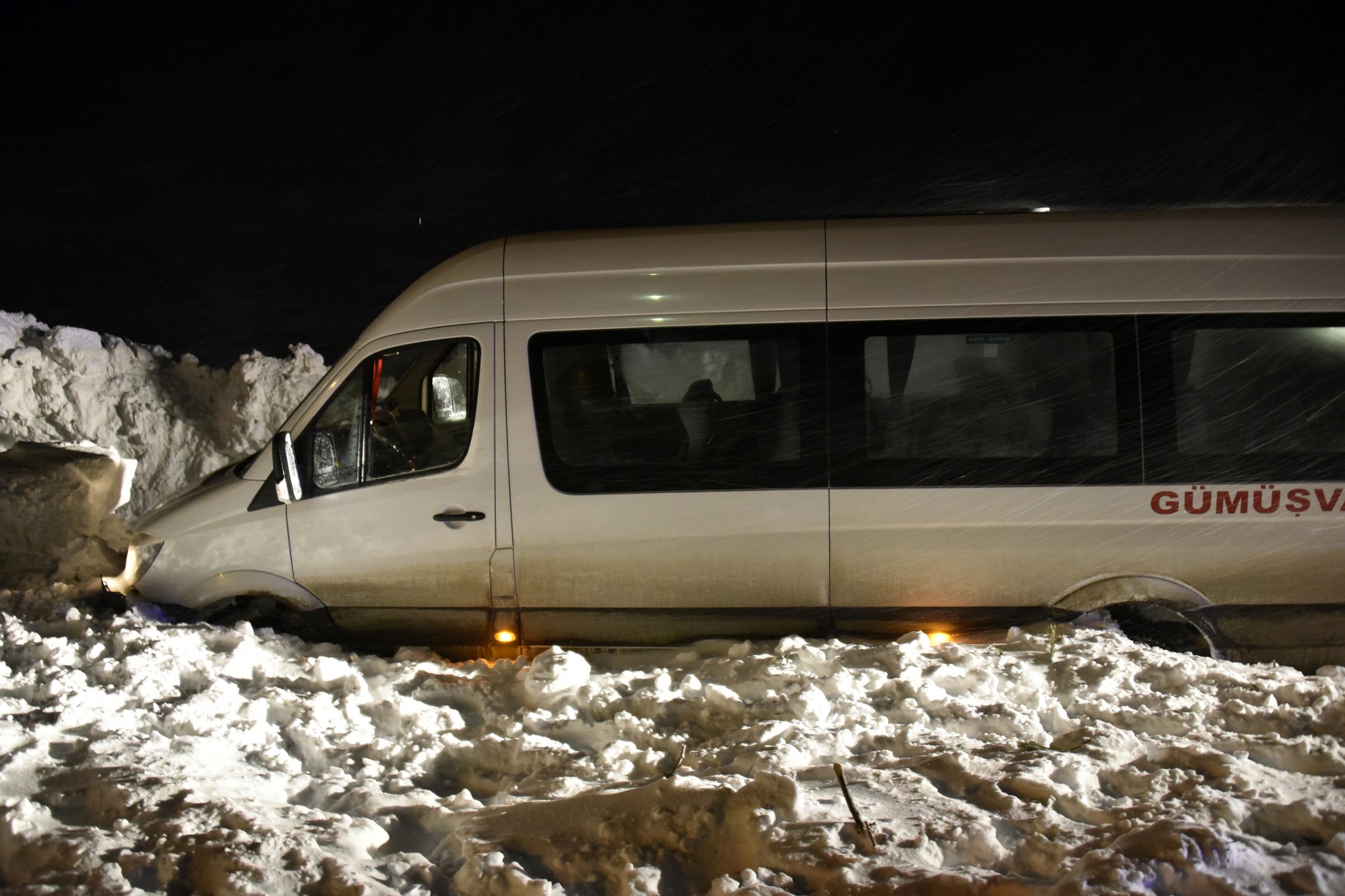 Çığdan zarar gören yolcu minibüsünün şoförü o anları anlattı 3