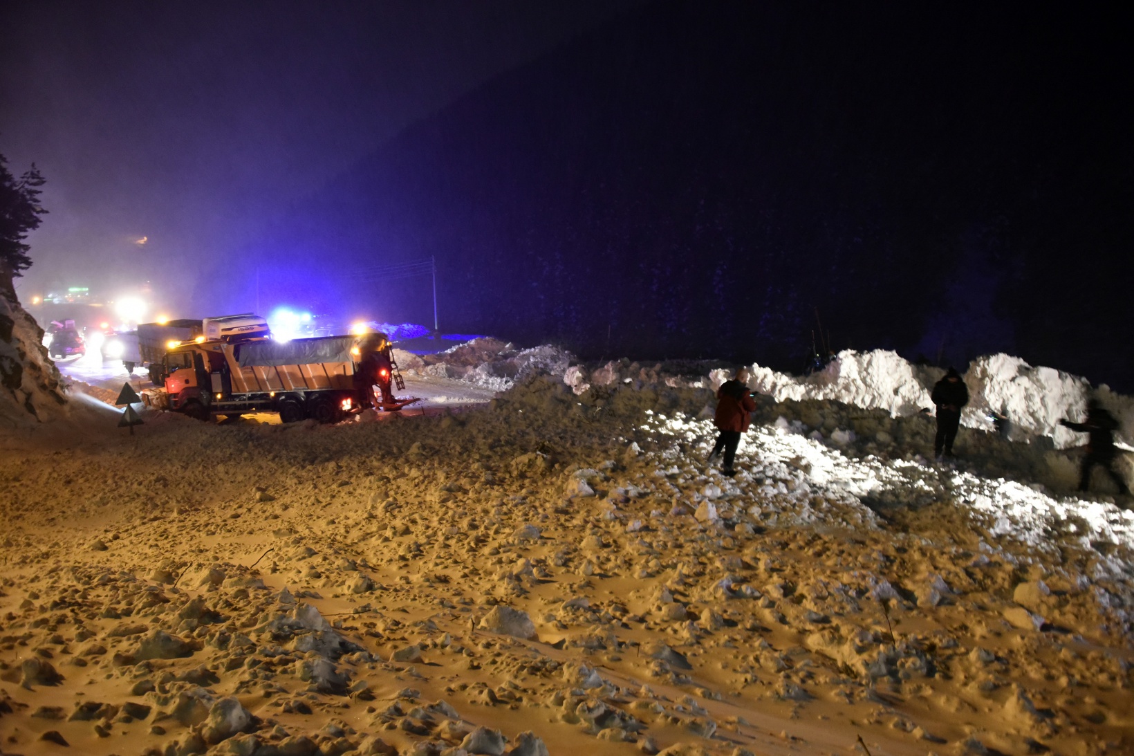 Çığdan zarar gören yolcu minibüsünün şoförü o anları anlattı 14