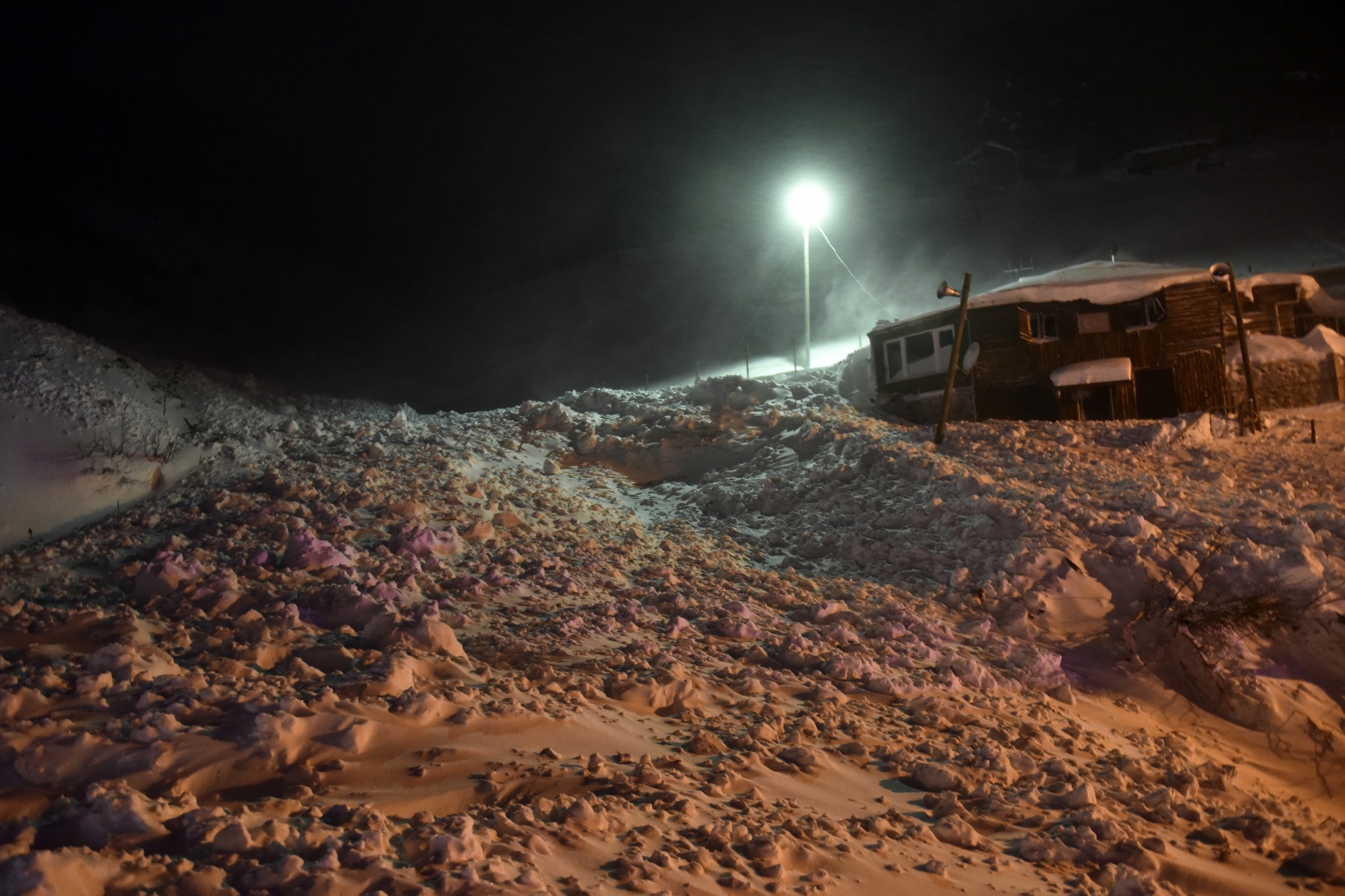 Çığdan zarar gören yolcu minibüsünün şoförü o anları anlattı 11