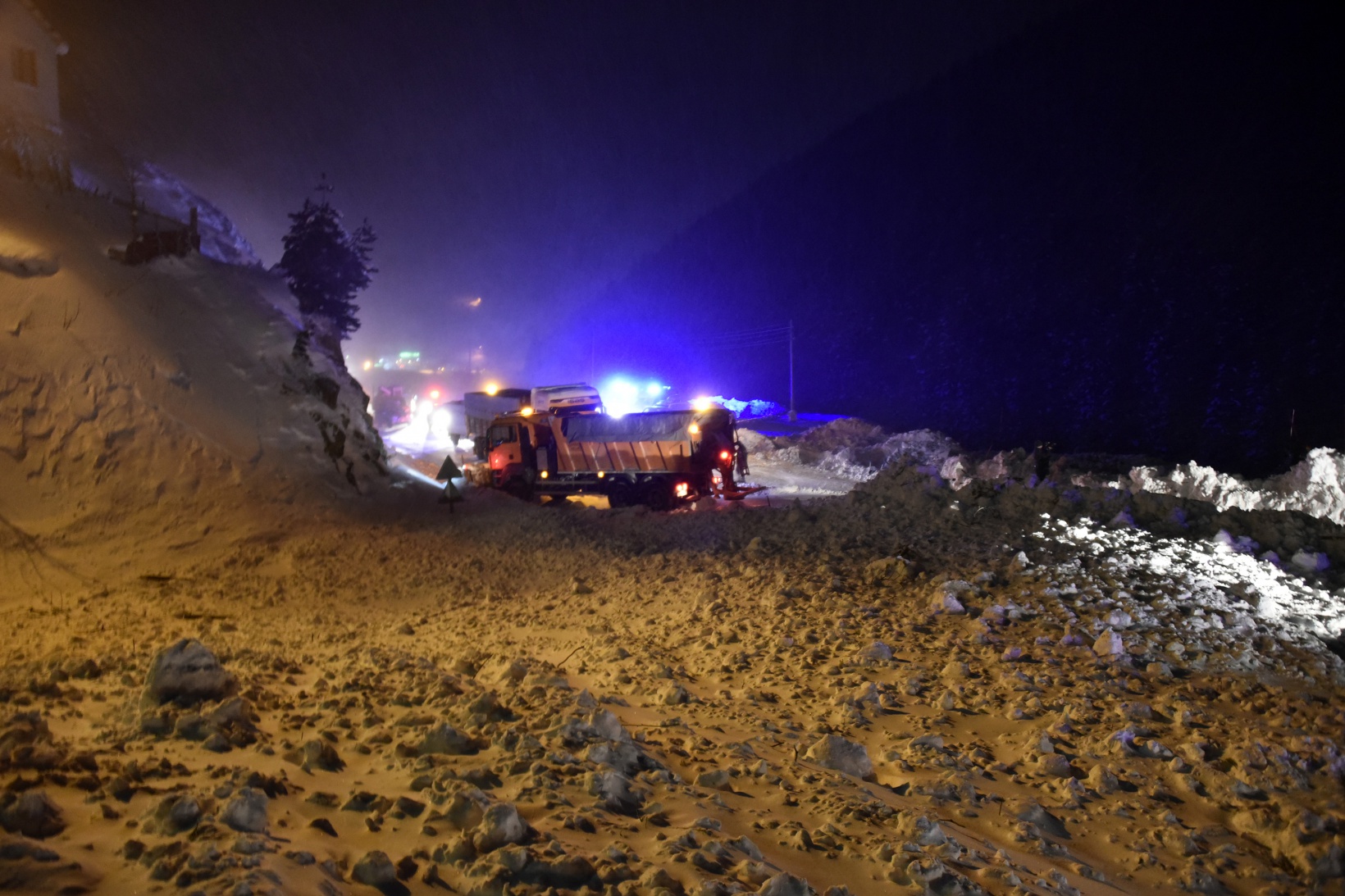 Çığdan zarar gören yolcu minibüsünün şoförü o anları anlattı 9