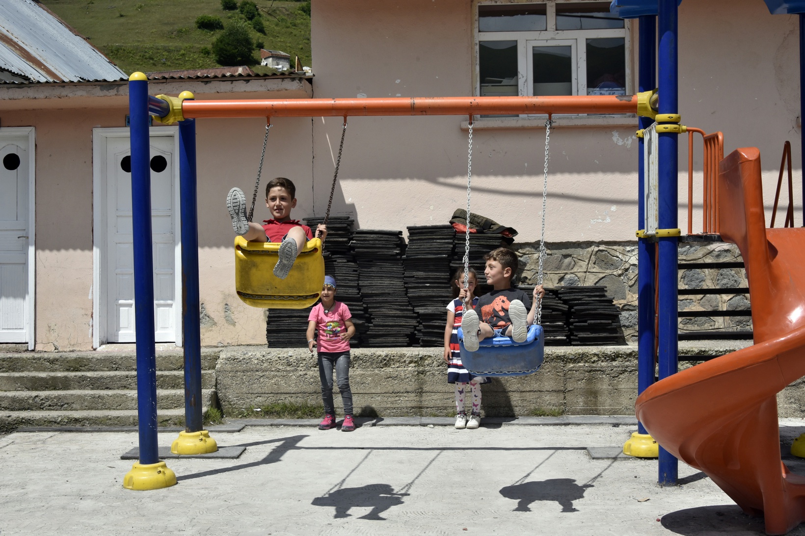 Gümüşhane’deki en uzak köy okulunun tamiratını polisler yaptı 15