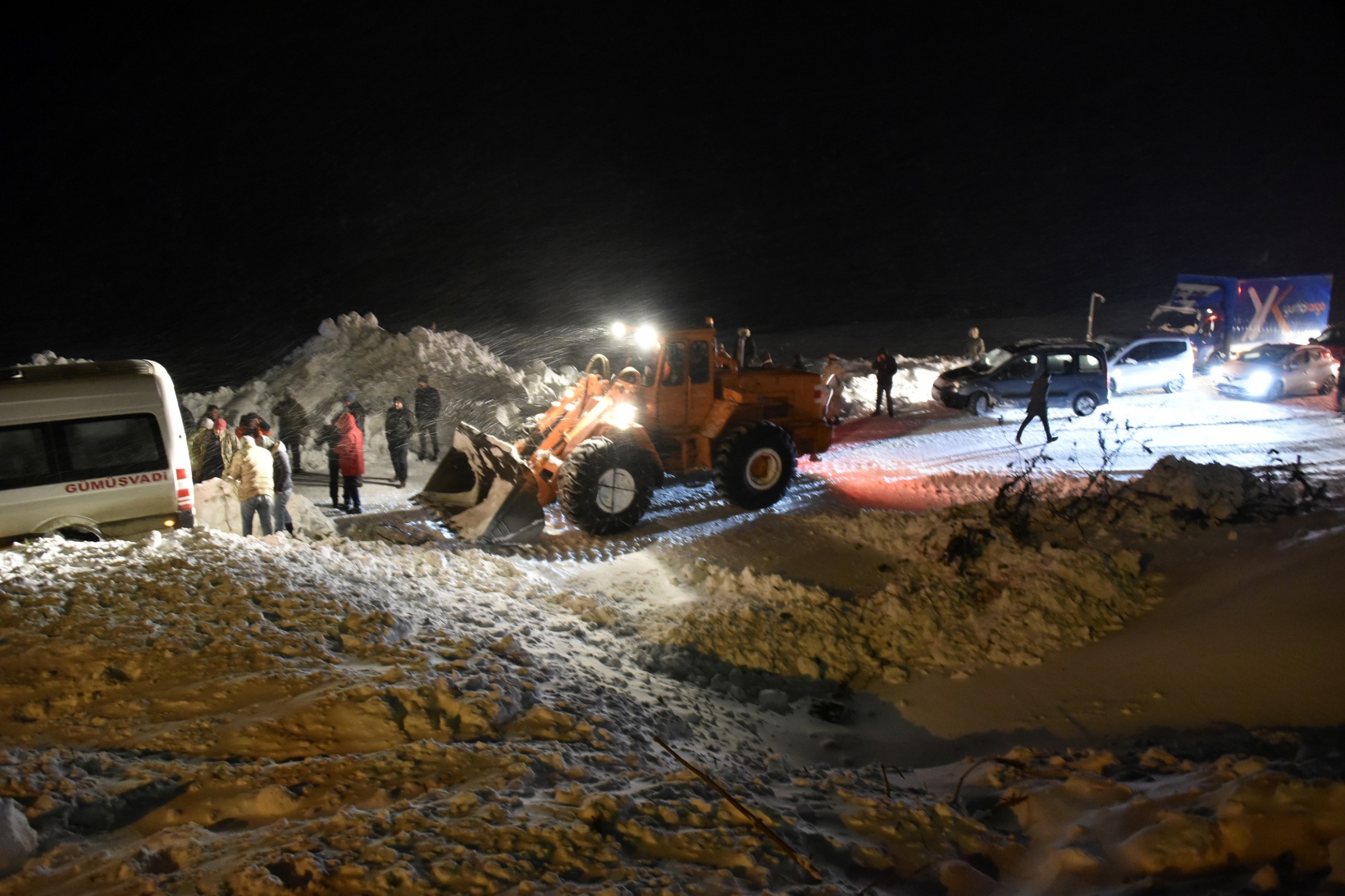 Çığdan zarar gören yolcu minibüsünün şoförü o anları anlattı 10