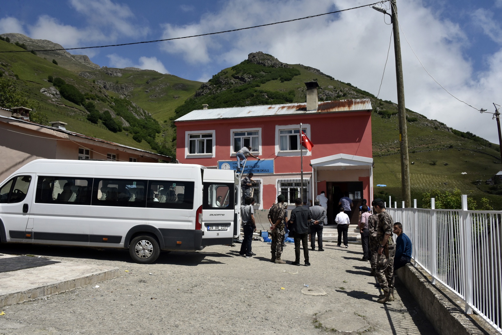 Gümüşhane’deki en uzak köy okulunun tamiratını polisler yaptı 12