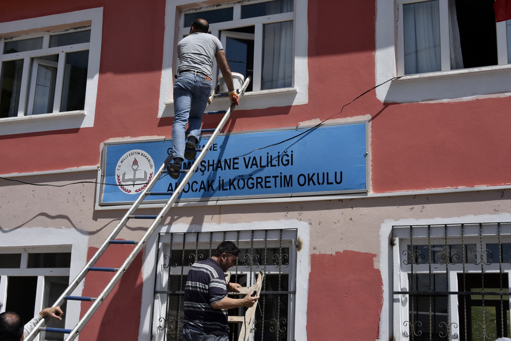 Gümüşhane’deki en uzak köy okulunun tamiratını polisler yaptı 21