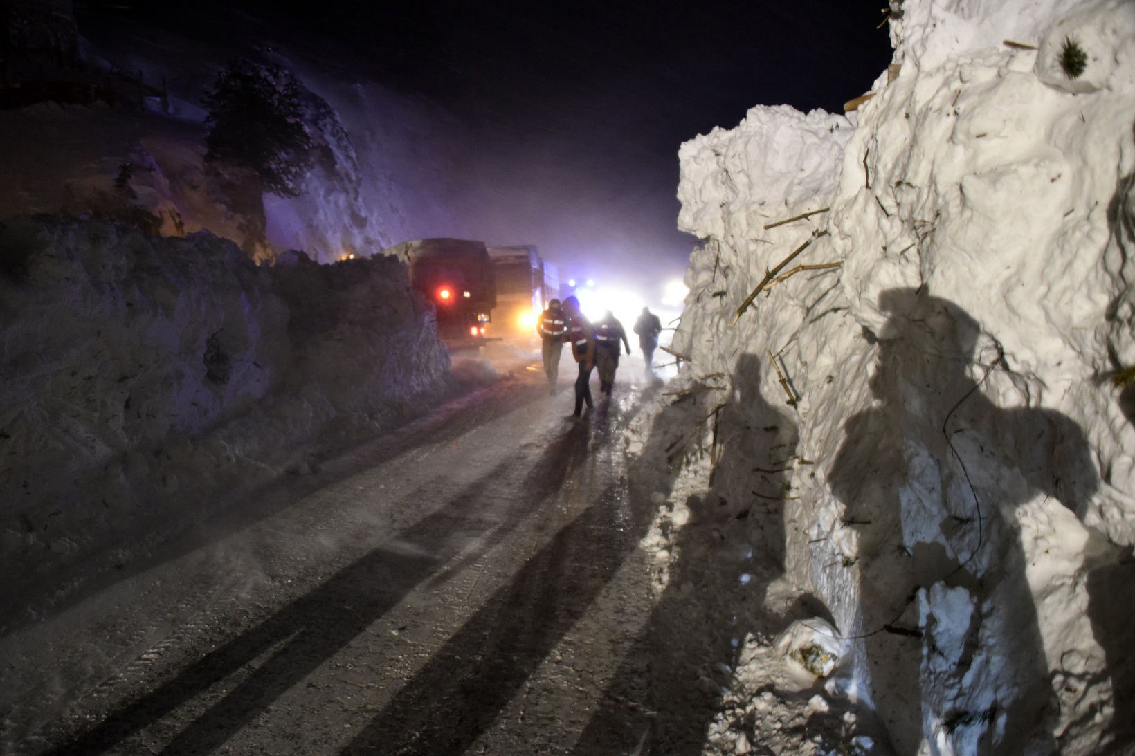 Çığdan zarar gören yolcu minibüsünün şoförü o anları anlattı 7