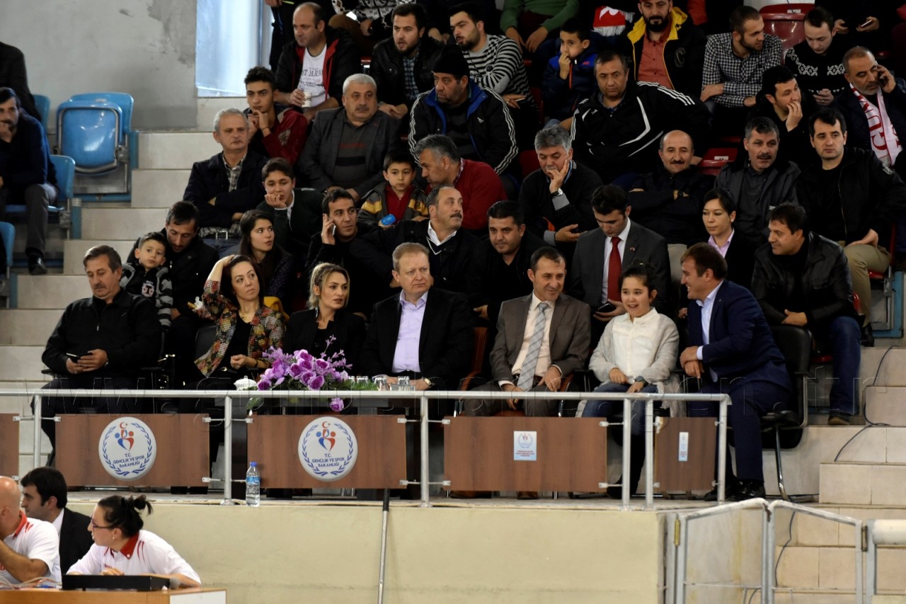 Olmadı kızlar: 2-3 15