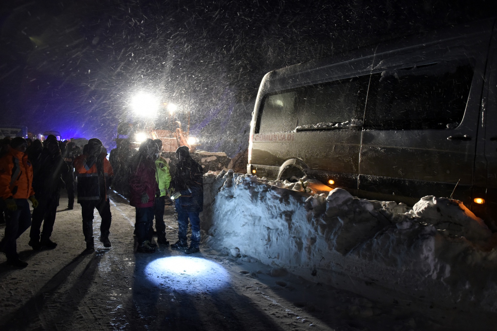 Çığdan zarar gören yolcu minibüsünün şoförü o anları anlattı 18