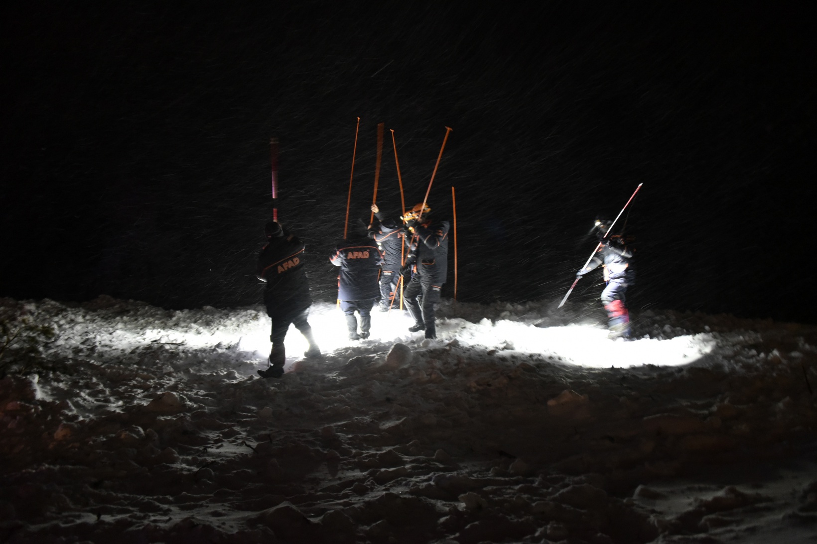 Çığdan zarar gören yolcu minibüsünün şoförü o anları anlattı 12