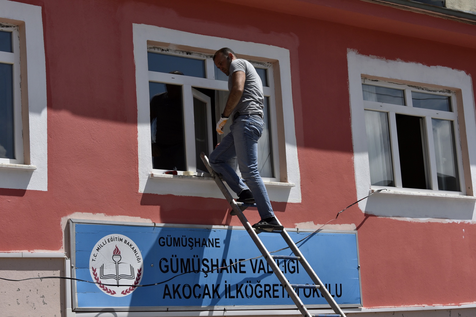 Gümüşhane’deki en uzak köy okulunun tamiratını polisler yaptı 26
