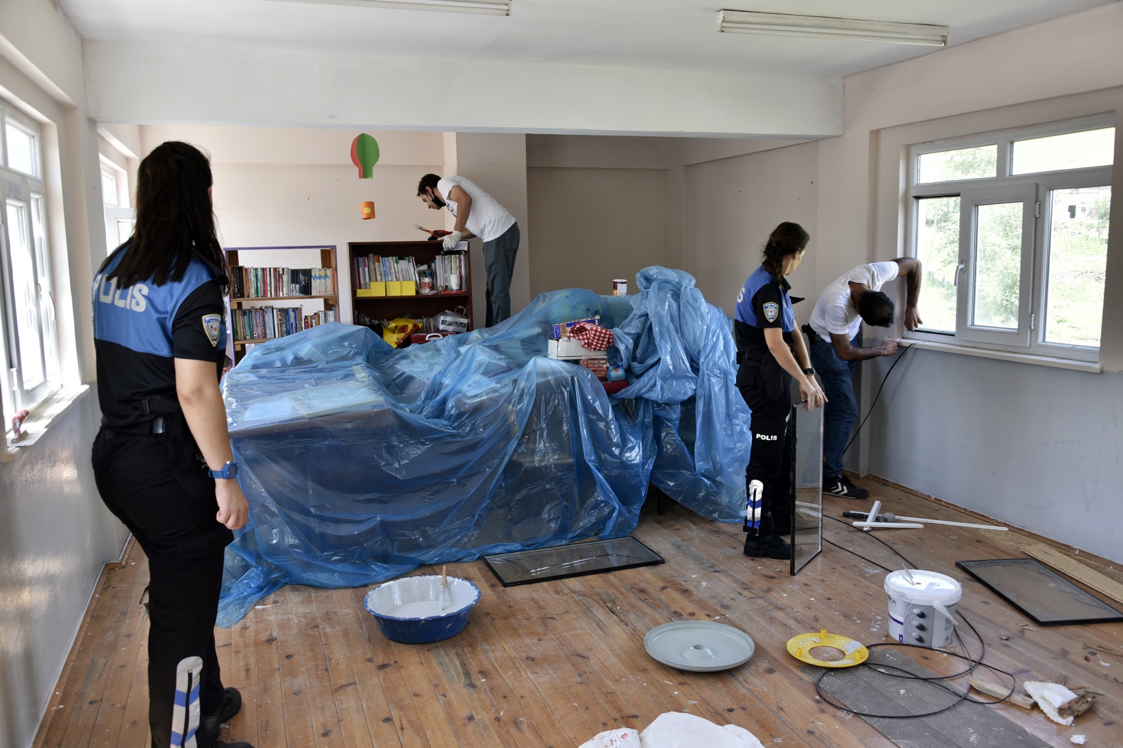 Gümüşhane’deki en uzak köy okulunun tamiratını polisler yaptı 2