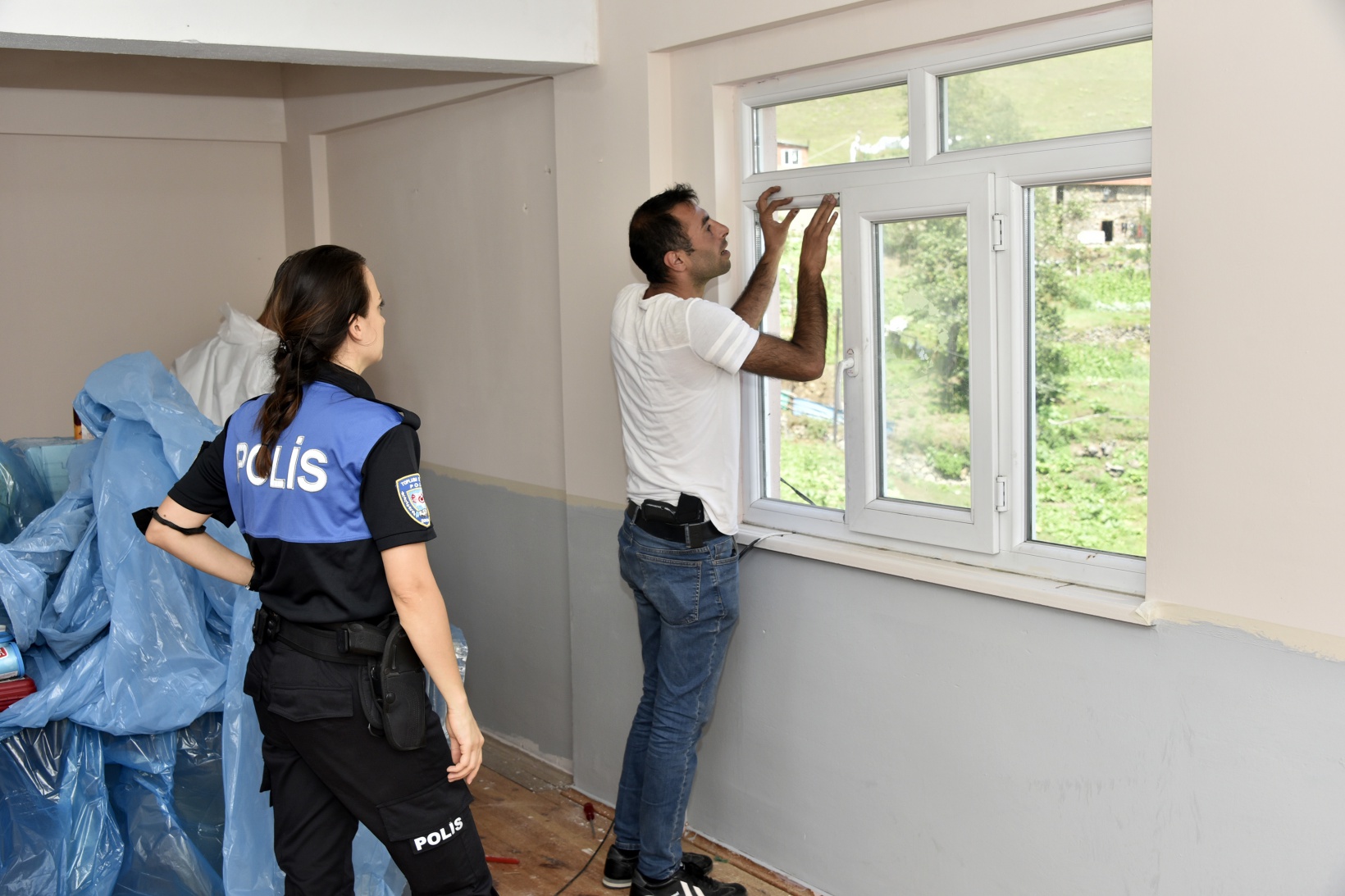 Gümüşhane’deki en uzak köy okulunun tamiratını polisler yaptı 10