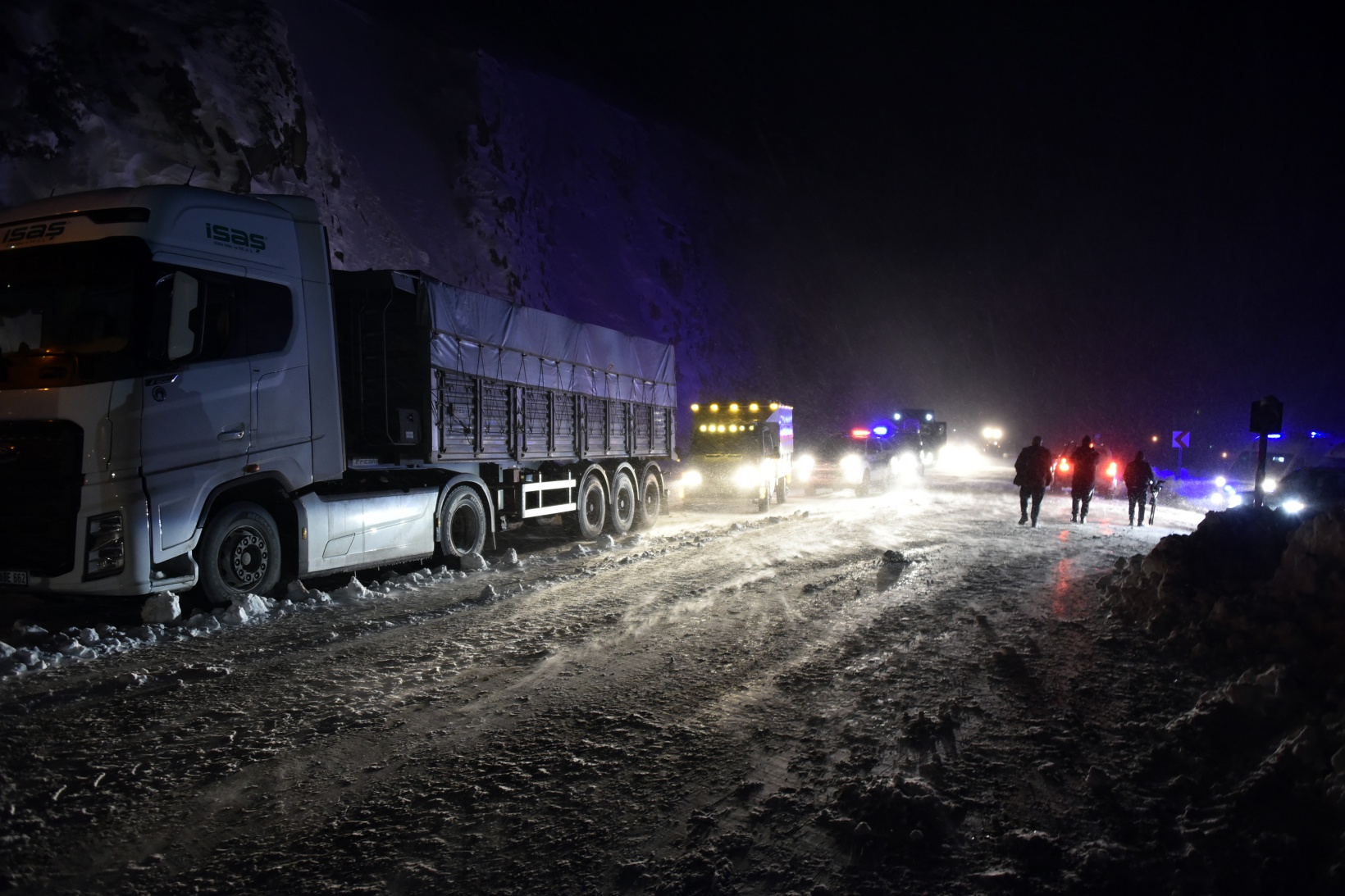 Çığdan zarar gören yolcu minibüsünün şoförü o anları anlattı 16