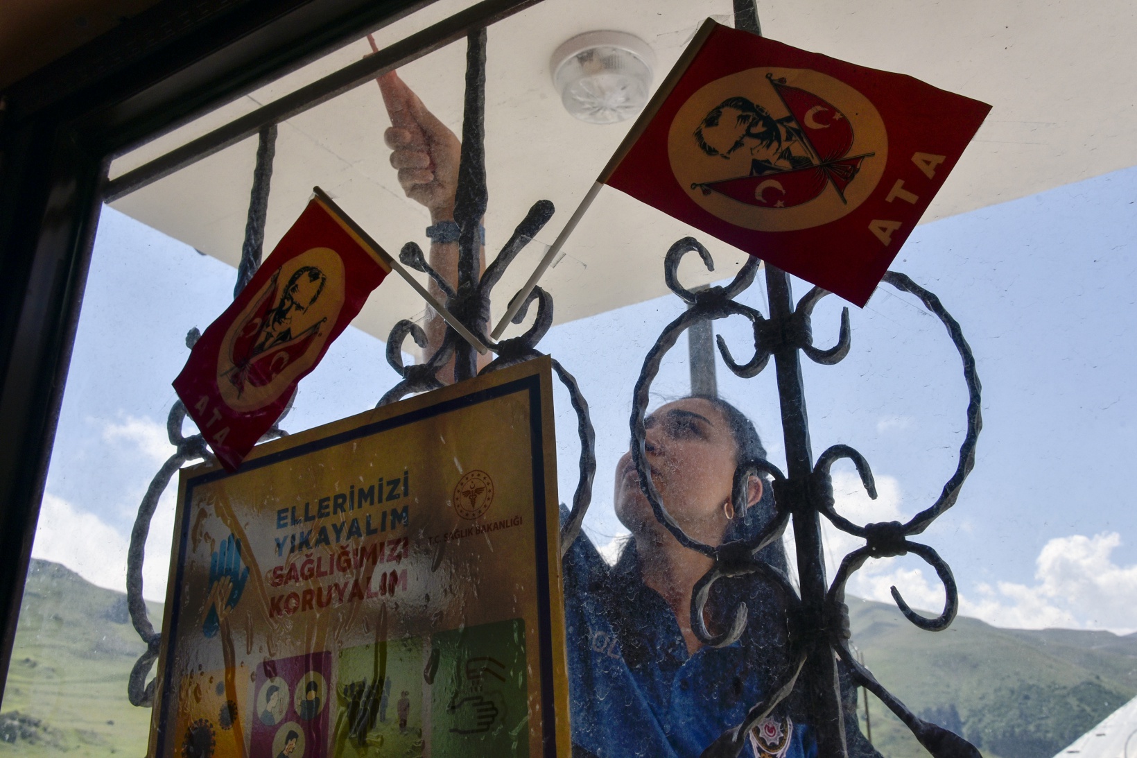 Gümüşhane’deki en uzak köy okulunun tamiratını polisler yaptı 25