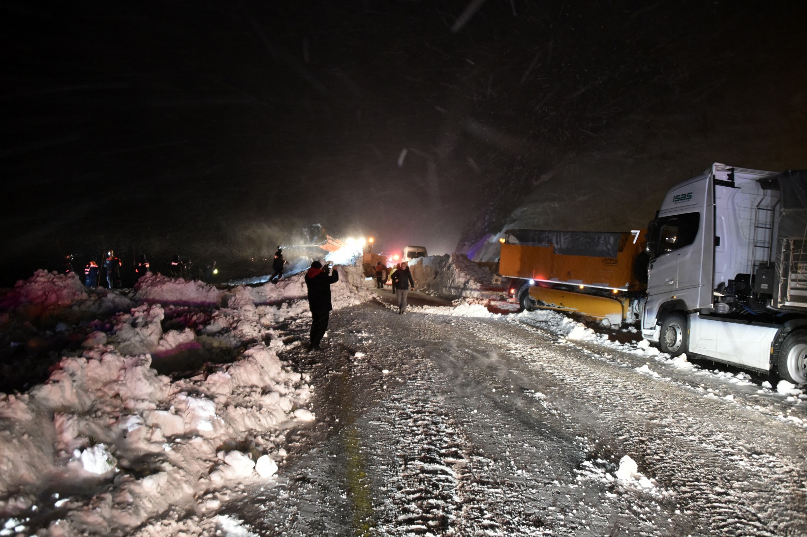 Çığdan zarar gören yolcu minibüsünün şoförü o anları anlattı 45