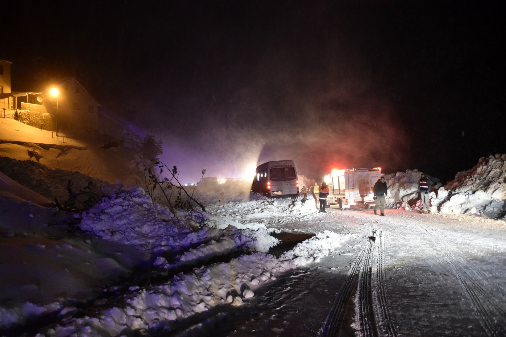 Çığdan zarar gören yolcu minibüsünün şoförü o anları anlattı 24