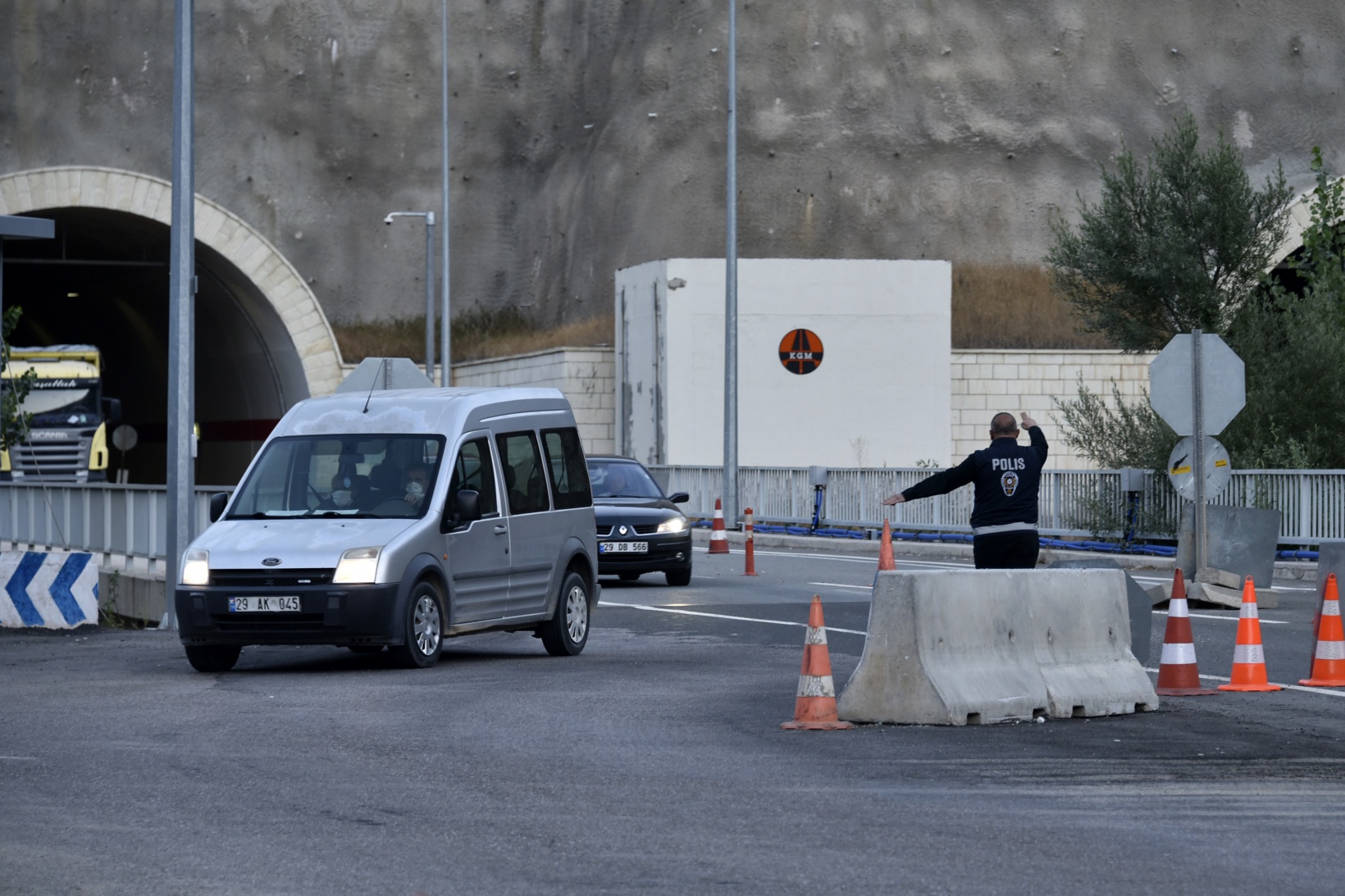 Karantinada olması gerekirken yola çıkınca trafik ekiplerine yakalandı 3