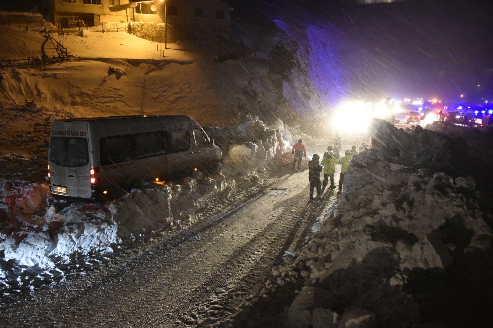 Çığdan zarar gören yolcu minibüsünün şoförü o anları anlattı 32