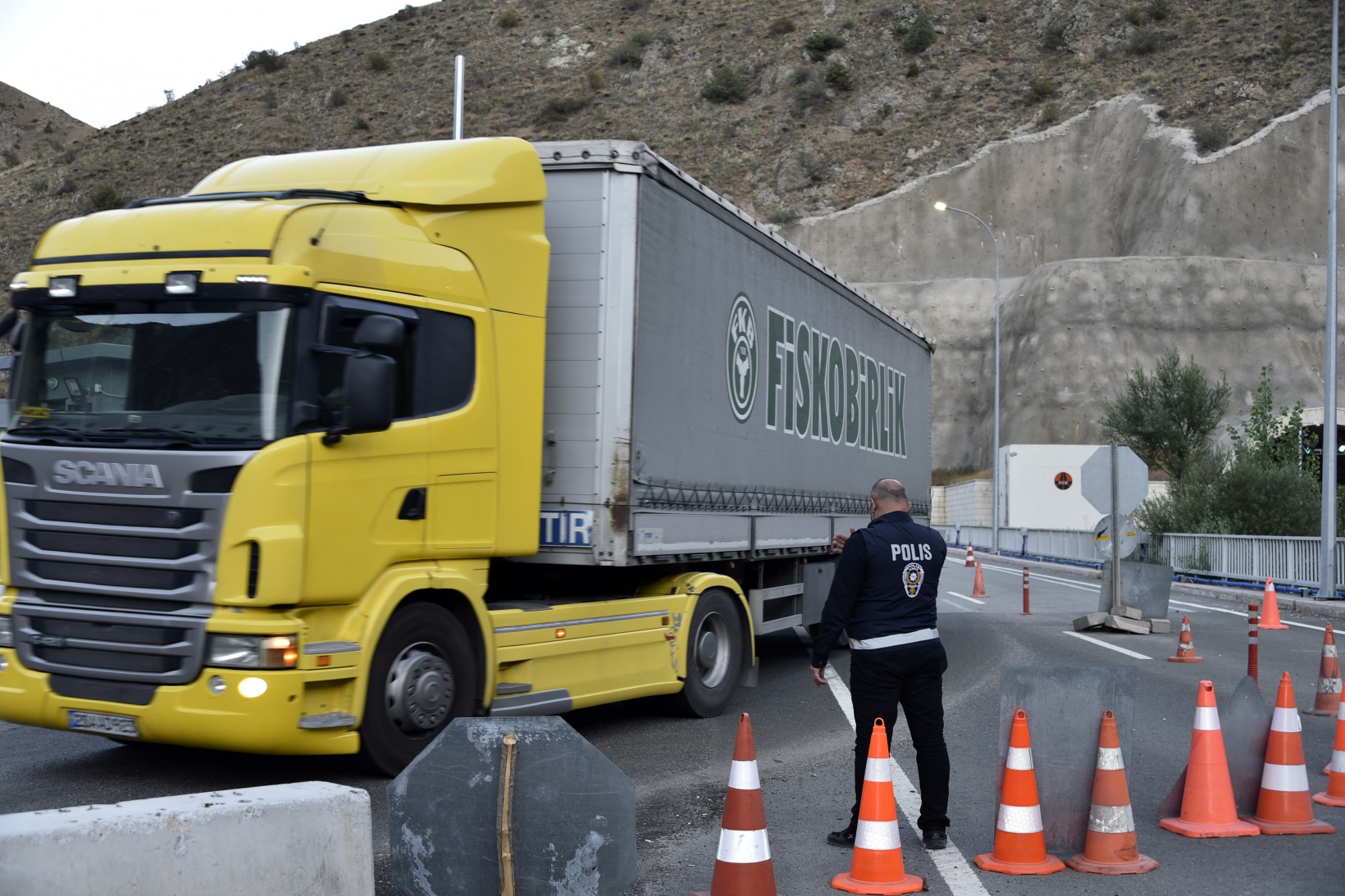 Karantinada olması gerekirken yola çıkınca trafik ekiplerine yakalandı 5