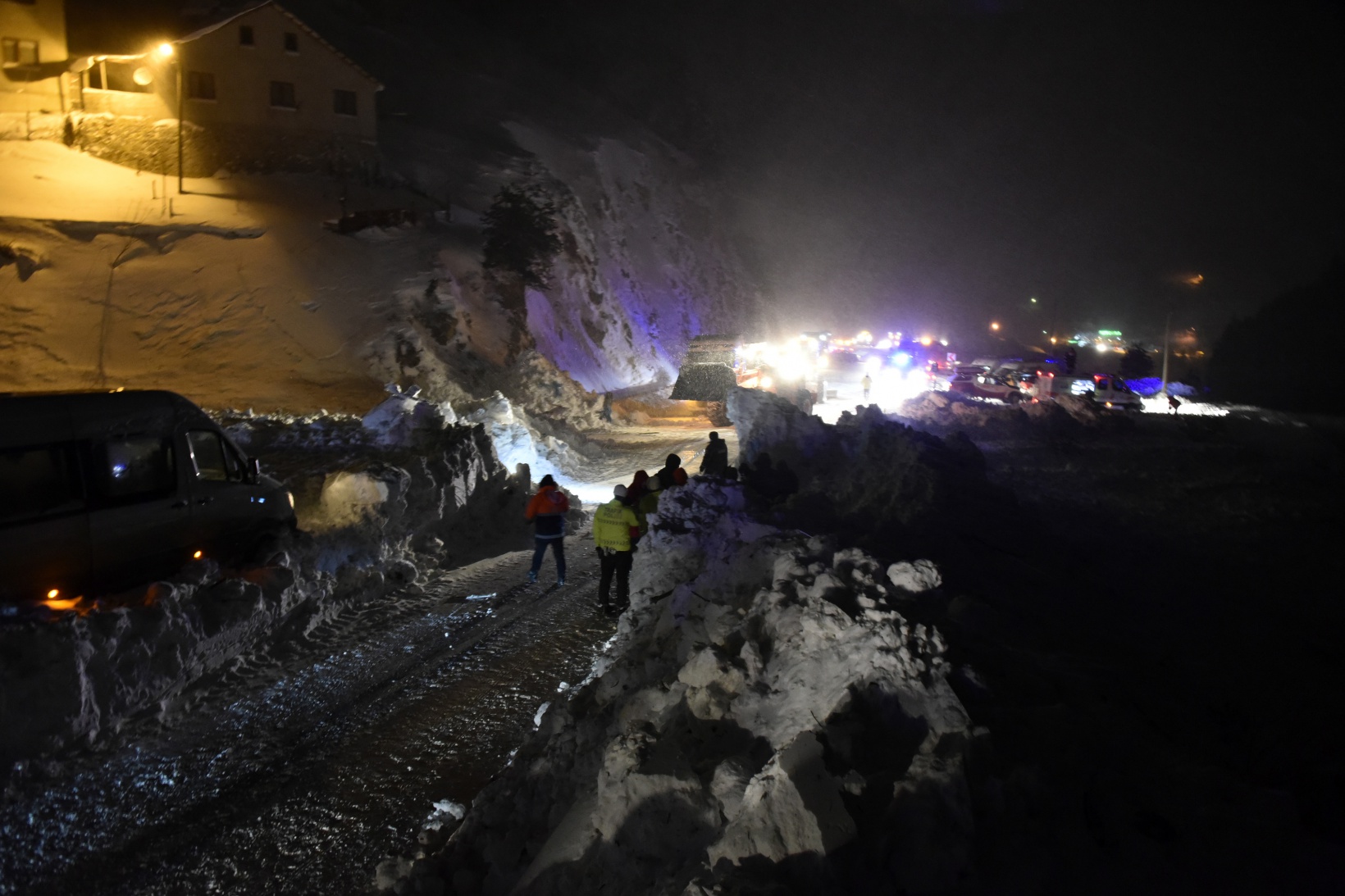 Çığdan zarar gören yolcu minibüsünün şoförü o anları anlattı 23