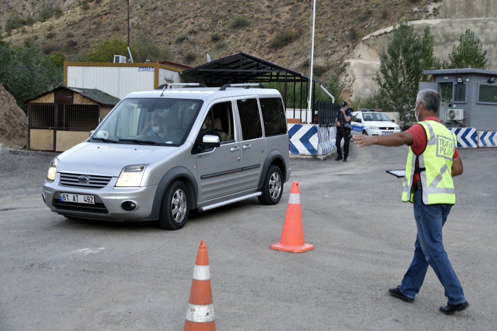 Karantinada olması gerekirken yola çıkınca trafik ekiplerine yakalandı 4