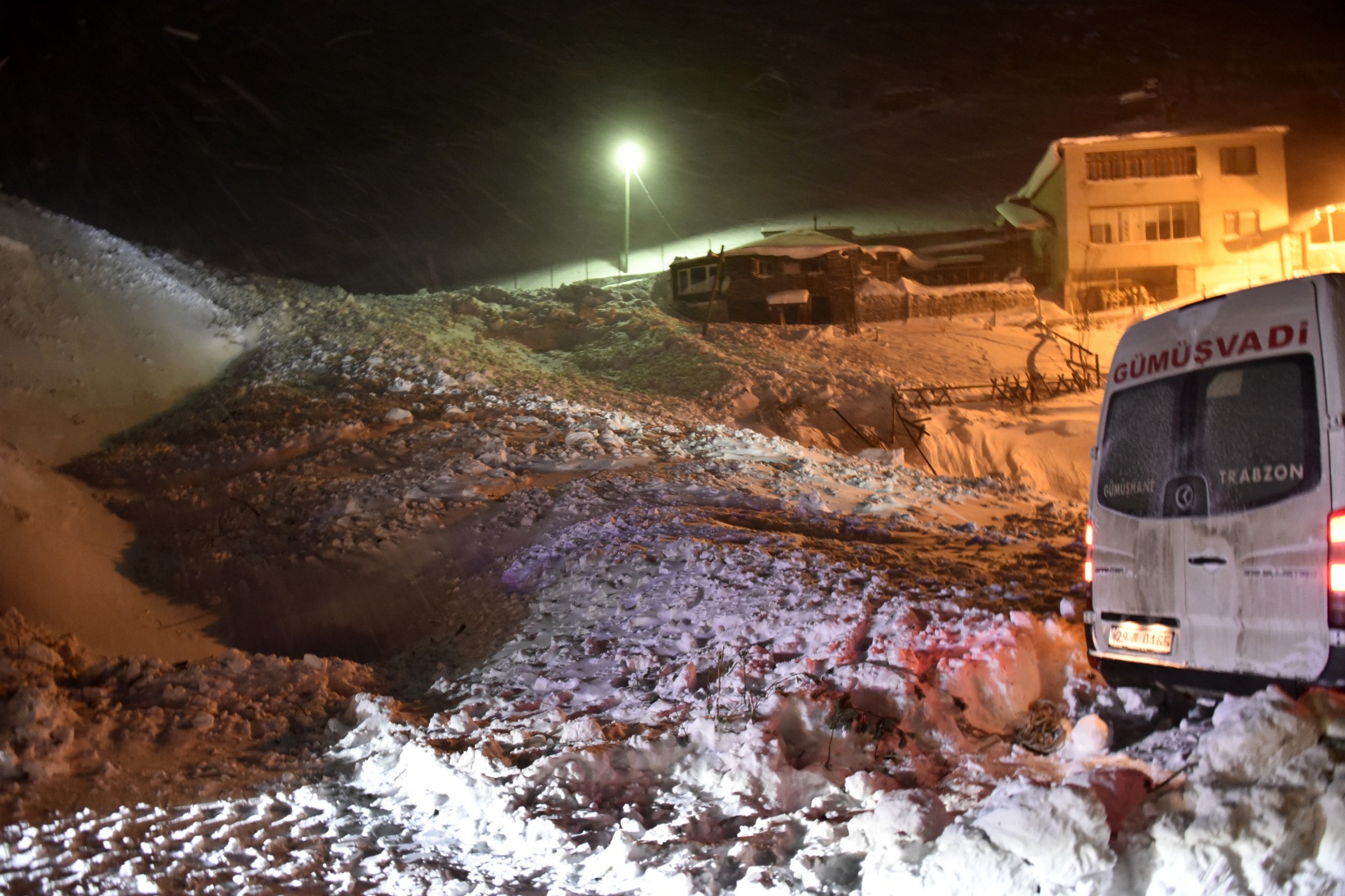 Çığdan zarar gören yolcu minibüsünün şoförü o anları anlattı 42