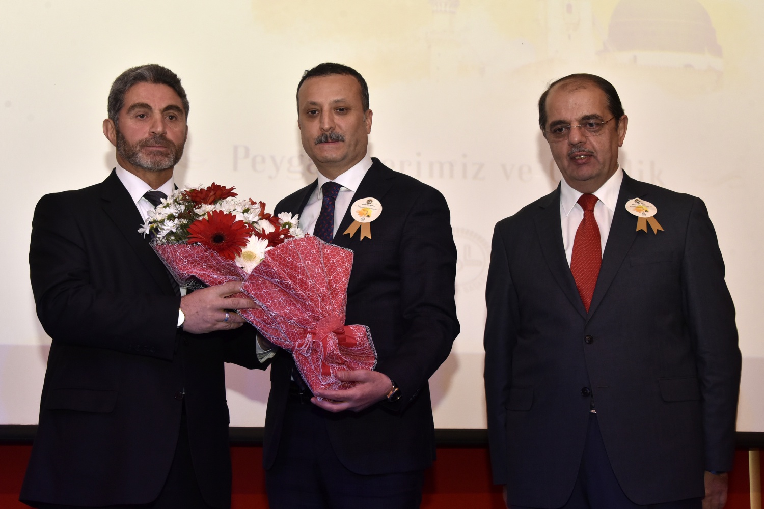 'Her çaresizliğin reçetesi Peygamberimizin sünnetinde' 16