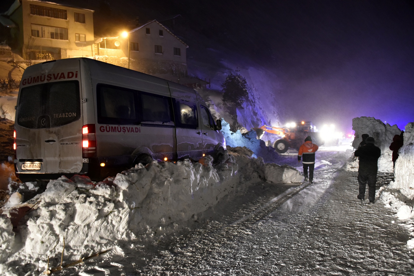 Çığdan zarar gören yolcu minibüsünün şoförü o anları anlattı 38